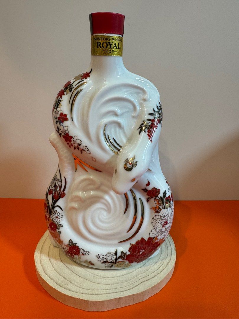 Suntory Royal Snake 2025 (no box) 三得利 生肖蛇2025(無盒特價，未開封)